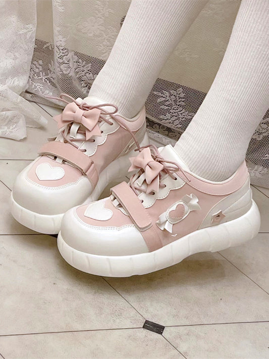 Rosa Sneakers und Akzente weiße Schleife