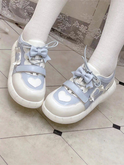 Blaue Sneakers mit Schleifenakzenten in Weiß und