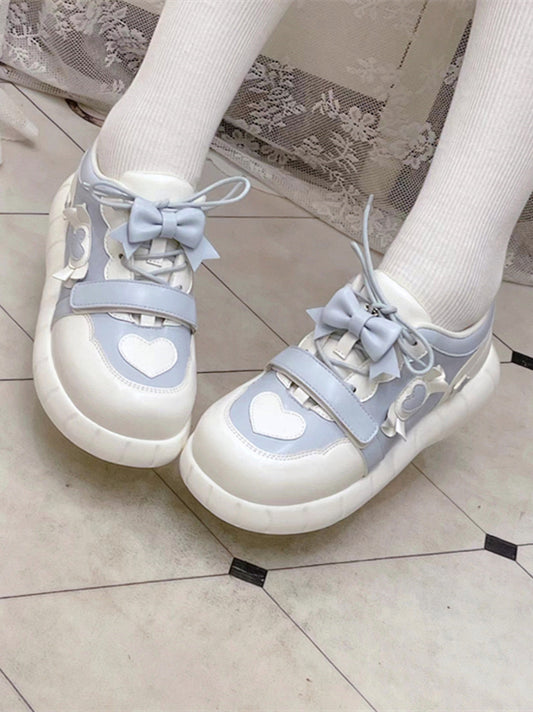 Blaue Sneakers mit Schleifenakzenten in Weiß und