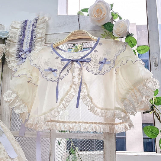 Kurzes, besticktes Top mit Muschelkragen und lila Ärmelbesatz