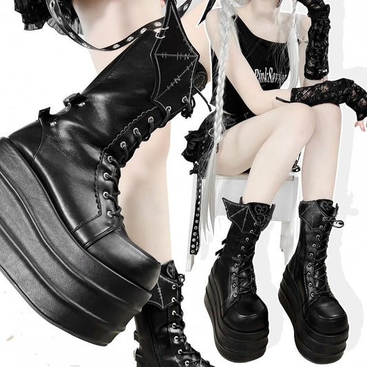 Schwarze Plateaustiefel mit Riemen und Schnürung im Bat Wings Design von Martens