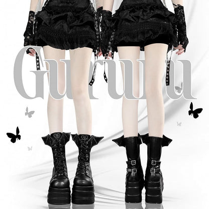 Schwarze Plateaustiefel mit Riemen und Schnürung im Bat Wings Design von Martens
