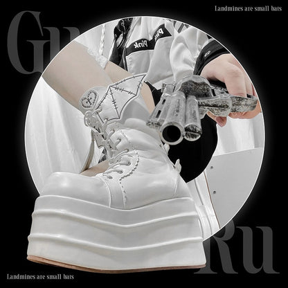 Weiße Schnürstiefel im Goth-Fledermaus-Plateau-Design mit Flügeln