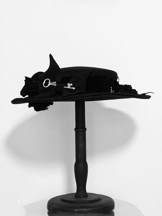 Chapeau plat à nœud papillon noir