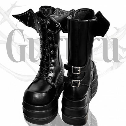 Schwarze Plateaustiefel mit Riemen und Schnürung im Bat Wings Design von Martens