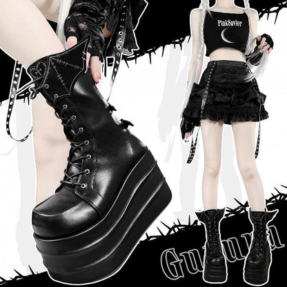 Schwarze Plateaustiefel mit Riemen und Schnürung im Bat Wings Design von Martens