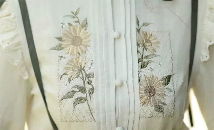 Ensemble chemisier beige brodé de tournesols et jupe verte à volants avec breloque tournesol