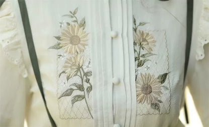 Ensemble chemisier beige brodé de tournesols et jupe verte à volants avec breloque tournesol