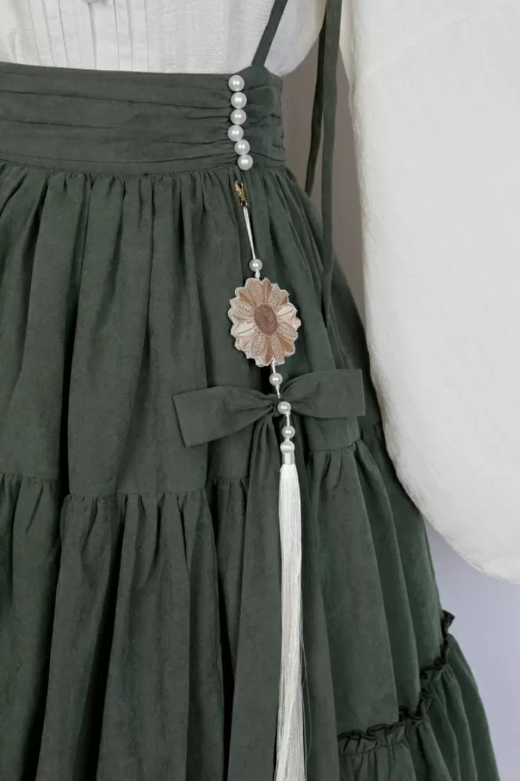 Ensemble chemisier beige brodé de tournesols et jupe verte à volants avec breloque tournesol