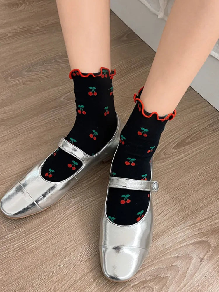 Ausverkauf – Schwarze Kirschsocken mit Rüschenbesatz