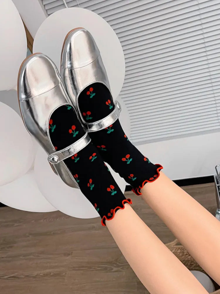 Ausverkauf – Schwarze Kirschsocken mit Rüschenbesatz
