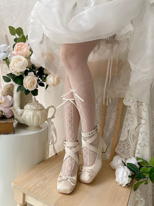 Elegante Beige Schuhe mit Riemen und Wickeldesign aus Satin